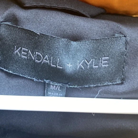 Kendall & Kylie Crop Puffer - Picture 3 of 10